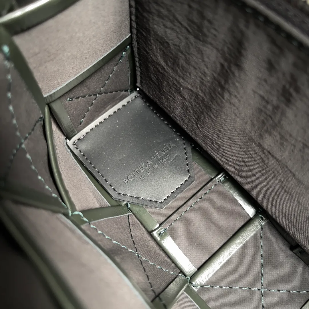 Batch 1680 𝒃𝒐𝒕𝒕𝒆𝒈𝒂 𝒗𝒆𝒏𝒆𝒕𝒂-New style 𝒄𝒂𝒔𝒔𝒆𝒕𝒕𝒆 The new cassette is really for both men and women 🉑️, the leather surface is changed from lamb to waxed calfskin, the gloss is 💯, the shoulder straps are matched with classic triangle elements, exquisite and fashionable, a street photography artifact (ps: super practical‼️) 🌈Only the highest-end in the market, welcome to compare Size: 23*15*5cm.      Model: 667298